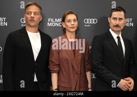 Tom Wlaschiha, Christiane Paul und Clemens Schick bei der Premiere des Kinofilms Die Ermittlung auf dem 41. Filmfest München 2024 im Gloria Palast. München, 06.07.2024 *** Tom Wlaschiha, Christiane Paul e Clemens Schick alla prima del lungometraggio Die Ermittlung al Filmfest 41 München 2024 nel Gloria Palast Monaco di Baviera, 06 07 2024 foto:Xn.xKolinzx/xFuturexImagex ermittlung 4712 Foto Stock
