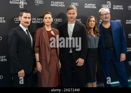 Clemens Schick, Christiane Paul, Tom Wlaschiha, Barbara Philipp und Rainer Bock bei der Premiere des Kinofilms Die Ermittlung auf dem 41. Filmfest München 2024 im Gloria Palast. München, 06.07.2024 *** Clemens Schick, Christiane Paul, Tom Wlaschiha, Barbara Philipp e Rainer Bock alla prima del lungometraggio Die Ermittlung al Filmfest München 41 2024 nel Gloria Palast Monaco di Baviera, 06 07 2024 foto:Xn.xKolinzx/xFuturexImagex ermittlung 4708 Foto Stock