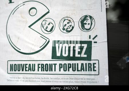 06 luglio 2024, Francia, Straßburg: Su un poster, una figura stilizzata PAC-Man mangia le teste del Rassemblement National, Jordan Bardella (l-r), Marine le Pen e Angélique Ranc. "Votez Nouveau Front Populäire" è scritto sotto l'immagine. Dopo che il Presidente Emmanuel Macron ha sciolto l'Assemblea nazionale qualche settimana fa, domenica la Francia voterà finalmente sulla nuova composizione della camera parlamentare. Foto: Hannes P. Albert/dpa Foto Stock