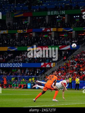 Cenk Tosun di Turkiye e Denzel Dumfries dei Paesi Bassi credito: PRESSINPHOTO SPORTS AGENCY/Alamy Live News Foto Stock