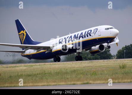 Ein Passagierflugzeug der Fluggesellschaft Ryanair vom Typ Boeing 737 MAX 8-200 mit der Kennung 9H-VVJ startet vom Flughafen Berlin-Brandenburg BER. Ein Passagierflugzeug der Fluggesellschaft Ryanair vom Typ Boeing 737 MAX 8-200 mit der Kennung 9H-VVJ startet vom Flughafen Berlin-Brandenburg BER. Berlin Berlin Deutschland *** Un aeromobile passeggeri Ryanair del tipo Boeing 737 MAX 8 200 con registrazione 9H VVJ decolla dall'aeroporto BER Di Berlino Brandeburgo Un aeromobile passeggeri Ryanair del tipo Boeing 737 MAX 8 200 con registrazione 9H VVJ decolla dall'aeroporto BER di Berlino Brandeburgo Berlino Foto Stock