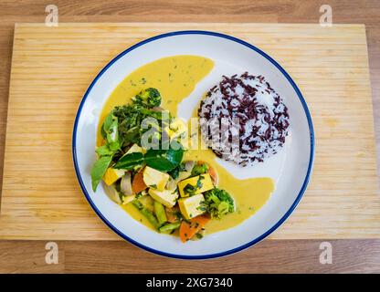 Curry vegetale tradizionale con erbe e riso al vapore Foto Stock