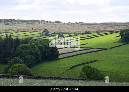 Haworth ormeggiata da Stanbury sulla passeggiata per Top Withins, West Yorkshire Foto Stock