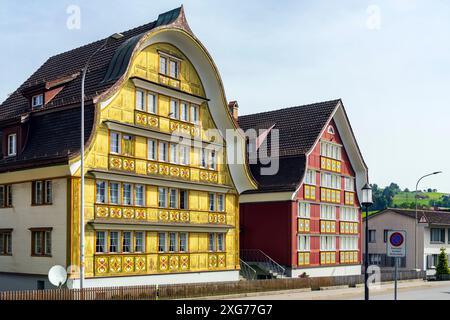 Appenzell è il tradizionale villaggio svizzero famoso per le pittoresche case con facciate dipinte. Appenzell Innerrhoden si trova nel nord-est di Switze Foto Stock