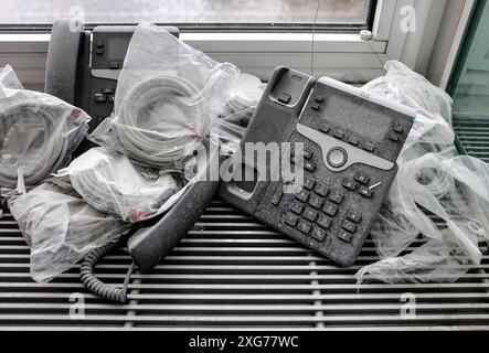 Telefon in der Baustelle eines Büros liegt eine mit Staub bedeckte alte Telefonanlage mit Kabeln und Telefonhörer, Berlino, 03.07.2024. Berlin Berlin Deutschland *** telefono nel cantiere di un ufficio si trova un vecchio sistema telefonico coperto di polvere con cavi e ricevitore telefonico, Berlino, 03 07 2024 Berlino Berlino Berlino Germania Foto Stock