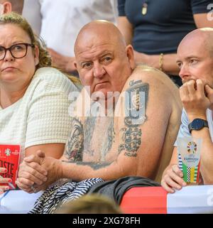 Düsseldorf, Germania. 6 luglio, 2024,06 luglio 2024 - Inghilterra contro Svizzera - UEFA Euro 2024 Campionati - quarti di finale - Düsseldorf. Un fan dell'Inghilterra durante la partita. Foto : Mark Pain / Alamy Live News Foto Stock