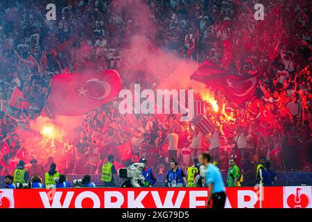 Pyrotechnik/Begalo Fans von Tuerkei GER, Niederlande vs. Tuerkei, Fussball Europameisterschaft, UEFA Euro 2024, Viertelfinale, 06.07.2024 foto: Eibner-Pressefoto/Marcel von Fehrn Foto Stock