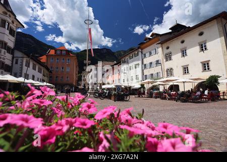 Caldaro, Südtirol, Italien 04. Juli 2024: Hier der Blick a Caldaro im Ortskern auf den Marktplatz mit Maibaum , Ortsbrunnen, ristoranti Tourismus, wandern, Radfahren, Urlaubsregion, schwimmen, baden, sonnen, Weinstrasse, Weinanbaugebiet,Überetsch, Marktgemeinde *** Caldaro, alto Adige, Italia 04 luglio 2024 qui la vista a Caldaro, nel centro del paese, sulla piazza del mercato con maypole, fontana locale, ristoranti, turismo, escursioni, ciclismo, regione di vacanza, nuoto, balneazione, prendere il sole, percorso del vino, zona viticola, Überetsch, città mercato Foto Stock