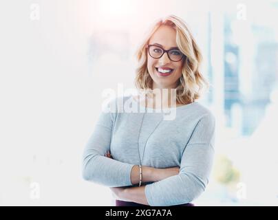 Ritratto, braccia incrociate e donna d'affari felice in startup per carriera, lavoro e orgoglio. Affronta, sorridi e imprenditore sicuro di sé in occhiali, professionale Foto Stock