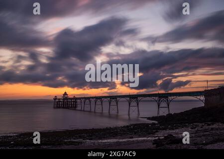 Clevedon Pier, Somerset, aperto nel 1869 e il molo più bello d'Inghilterra secondo John Betjeman. Si protende nel Canale di Bristol. Foto Stock