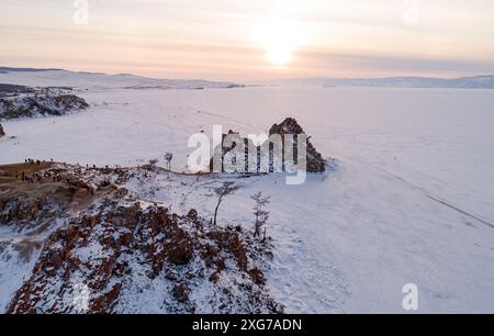 Foto aerea di una roccia Shamanka sull'isola di Olkhon al tramonto. Paesaggio invernale. Popolare destinazione turistica. Punto di riferimento naturale. Vista panoramica Foto Stock