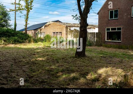 Land van Noord Farmhouse Land van Noord Farmhouse sarà l'edificio centrale per le persone che vivono nel quartiere North Side. Tutti i tipi di attività, tra cui una foresta alimentare sono pianificate per la comunità. La revisione dell'edificio della vecchia fattoria è la fase uno. Tilburg, Paesi Bassi. Tilburg Moerstraat Noord-Brabant Nederland Copyright: XGuidoxKoppesxPhotox Foto Stock