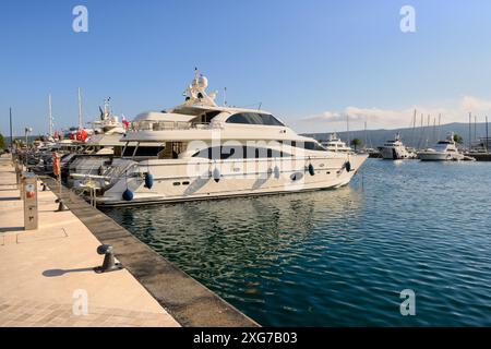 Tivat, Montenegro - 8 giugno 2022: Porto turistico per yacht a Porto Montenegro. Montenegro, Europa Foto Stock