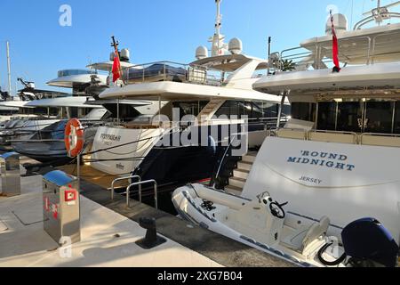 Tivat, Montenegro - 8 giugno 2022: Porto turistico per yacht a Porto Montenegro. Montenegro, Europa Foto Stock