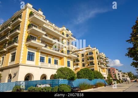 Tivat, Montenegro - 8 giugno 2022: Passeggiata sul mare con residenze sul lungomare a Porto Montenegro. Montenegro, Europa Foto Stock