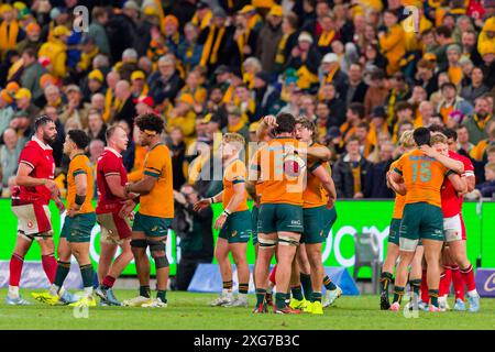 I giocatori australiani celebrano la vittoria dopo la partita maschile di rugby a 15 tra Australia e Galles all'Allianz Stadium il 6 luglio 2024 Foto Stock