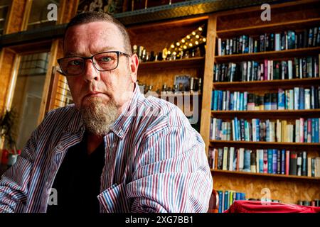 Selfie / Autoritratto Guido Koppes Ritratto del fotoreporter Guido Koppes all'interno del suo Cafe RAW. Tilburg, Paesi Bassi. MRYES Tilburg Cafe RAW / Spoorzone Noord-Brabant Nederland Copyright: XGuidoxKoppesxPhotox Foto Stock