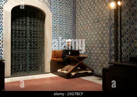 Istanbul, Turchia - 31 maggio 2024: Imam recita il Corano nella camera privata del Palazzo Topkapı Foto Stock