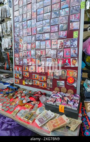 Gori, Georgia - 3 luglio 2024: Souvenir nel Joseph Stalin Museum, dedicato alla vita di Joseph Stalin, si trova a Gori, Georgia. Foto Stock