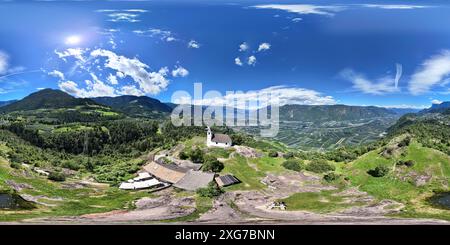 St. Hippolyt a Naraun, Südtirol, Italien 04. Juli 2024: Hier der Blick auf das Kirchlein St Hippolyt in Naraun bei Tisens, prähistorischer Siedlungsplatz, hier ein 360 Grad Panorama aus der Luft, mit Etschtal, Blick auf Merano bis Bozen Tourismus, Hochburg, Hotspot, wandern, spazieren *** St Hippolyt in Naraun, alto Adige, Italia 04 luglio 2024 Ecco la vista della chiesetta di Sant'Ippolito a Naraun vicino a Tisens, sito di insediamento preistorico, qui un panorama a 360 gradi dall'alto, con la Valle dell'Adige, vista da Merano al turismo di Bolzano, roccaforte, punto caldo, escursioni, passeggiate Foto Stock