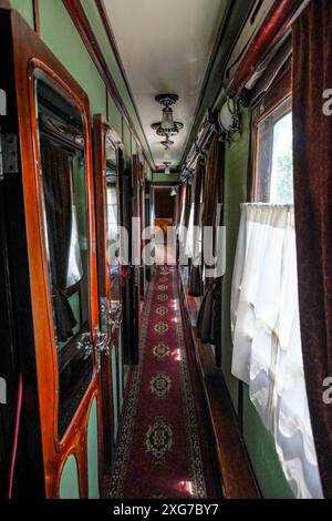 Gori, Georgia - 3 luglio 2024: Interno della carrozza ferroviaria di Stalin presso il Joseph Stalin Museum di Gori, Georgia. Foto Stock