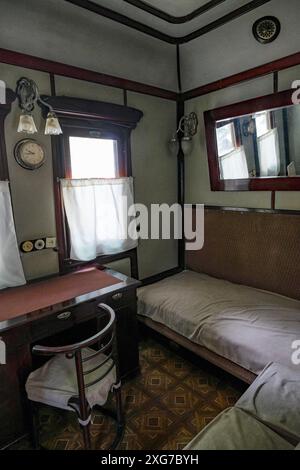 Gori, Georgia - 3 luglio 2024: Interno della carrozza ferroviaria di Stalin presso il Joseph Stalin Museum di Gori, Georgia. Foto Stock