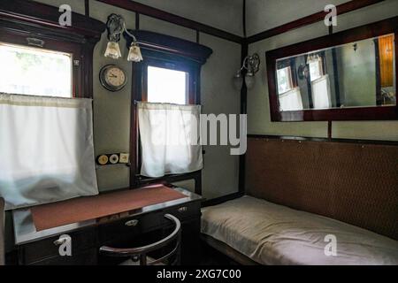 Gori, Georgia - 3 luglio 2024: Interno della carrozza ferroviaria di Stalin presso il Joseph Stalin Museum di Gori, Georgia. Foto Stock