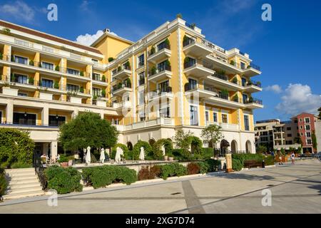Tivat, Montenegro - 8 giugno 2022: Passeggiata sul mare con residenze sul lungomare a Porto Montenegro. Montenegro, Europa Foto Stock