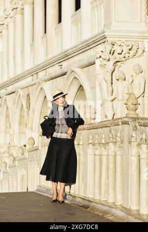 Un turista elegante e ben vestito che si gode la vista di Venezia in una mattinata di sole dal Palazzo dei Dogi, il Palazzo Ducale di Venezia Foto Stock