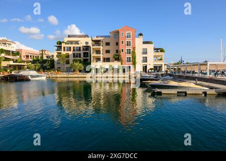 Tivat, Montenegro - 8 giugno 2022: Passeggiata sul mare con residenze sul lungomare a Porto Montenegro. Montenegro, Europa Foto Stock