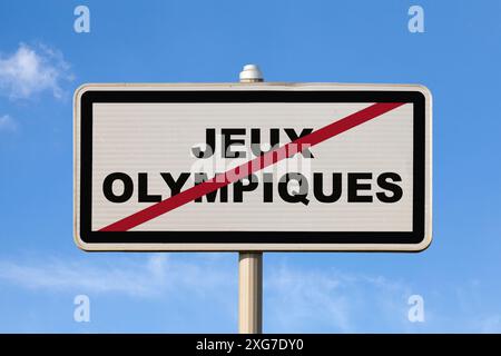 Un cartello francese di uscita della città contro un cielo blu con scritto al centro in francese "Jeux Olympiques", che significa in inglese "Giochi Olimpici". Foto Stock