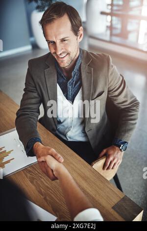 Uomo d'affari, negoziazione o stringere la mano in accordo per grafici documenti, riunioni o partnership. Collaborazione, grafici o saluto degli analisti finanziari Foto Stock