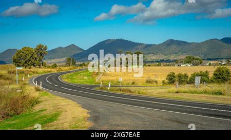 Strada rurale vicino al Coalstoun Lakes National Park, Queensland, Australia Foto Stock