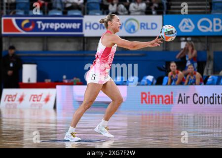 7 luglio 2024; Ken Rosewall Arena, Sydney, NSW, Australia; Suncorp Super Netball, New South Wales Swifts contro Adelaide Thunderbirds; Hannah Petty degli Adelaide Thunderbirds passa la palla Foto Stock