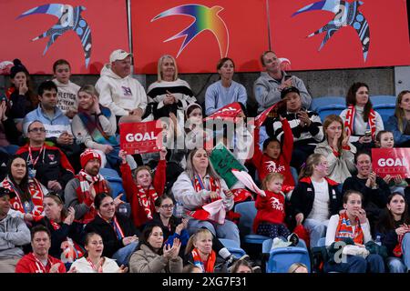 7 luglio 2024; Ken Rosewall Arena, Sydney, NSW, Australia; Suncorp Super Netball, New South Wales Swifts contro Adelaide Thunderbirds; i tifosi Swifts tifosi di Swifts fanno il tifo per la loro squadra Foto Stock