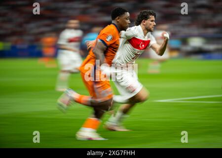 Berlino, Germania. 6 luglio 2024. Ferdi Kadioglu (20) della Turchia e Steven Bergwijn (25) dei Paesi Bassi visti durante i quarti di finale di UEFA Euro 2024 tra Paesi Bassi e Turkiye all'Olympiastadion di Berlino. Credito: Gonzales Photo/Alamy Live News Foto Stock