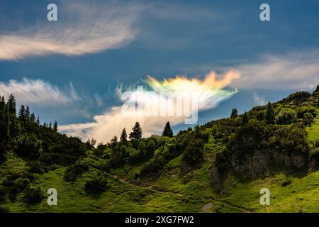 Arco circolare, nube arcobaleno, alpi, Tirolo, Austria, fenomeno naturale, ottica atmosferica, nuvole colorate, cielo, montagne, natura, paesaggio Foto Stock