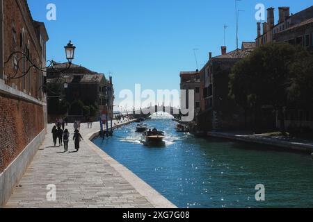 Fondamenta Arsenale lo storico cantiere navale e armeria di Venezia che guarda indietro alla laguna e al Ponte San Biasio delle catene, Foto Stock