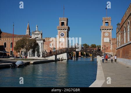 Porta Magna, porta principale dell'Arsenale, Ponte de l'Arsenal o del Paradiso, storico cantiere navale e armeria di Venezia Foto Stock