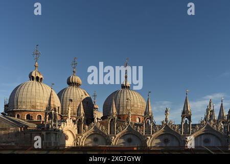 Cupole della Cattedrale di San Marco, la Basilica di San Marco veduta sopraelevata delle statue e delle statue sul tetto e dettagli decorativi alla luce del tardo pomeriggio Foto Stock