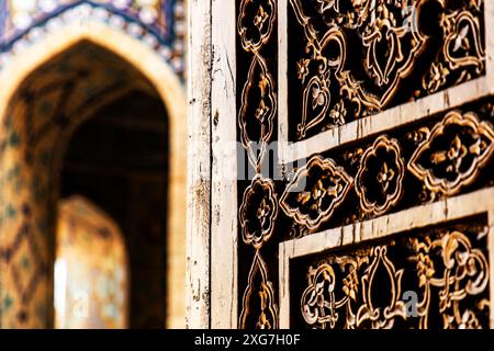 Un dettaglio di una porta di legno nel complesso di shah-i-zinda Foto Stock