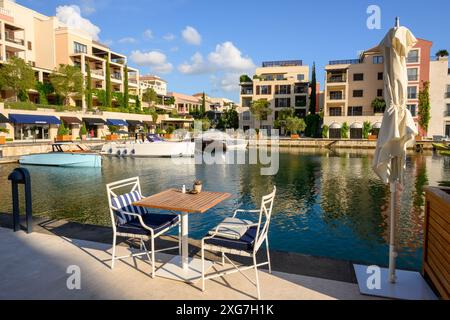 Tivat, Montenegro - 8 giugno 2022: Passeggiata sul mare con residenze sul lungomare a Porto Montenegro. Montenegro, Europa Foto Stock