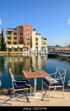 Tivat, Montenegro - 8 giugno 2022: Passeggiata sul mare con residenze sul lungomare a Porto Montenegro. Montenegro, Europa Foto Stock