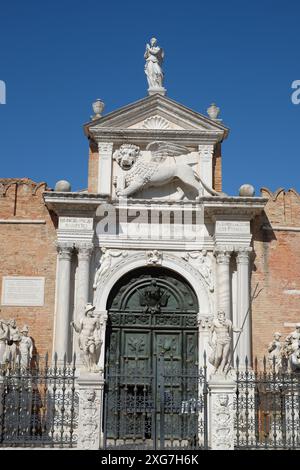 Porta Magna, porta principale dell'Arsenale, lo storico cantiere navale e l'armeria di Venezia Foto Stock