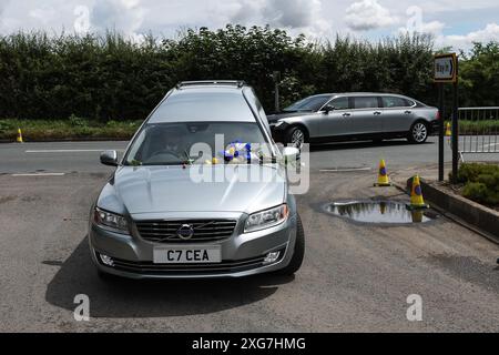 Rob Burrow CBE compie il viaggio finale mentre la sua macchina funebre entra nel Pontefract Crematorium durante il Rob CBE Burrow Funeral al Pontefract Crematorium, Pontefract, Regno Unito, 7 luglio 2024 (foto di Mark Cosgrove/News Images) Foto Stock