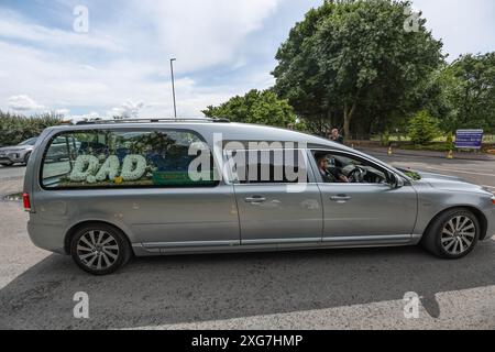 Rob Burrow CBE compie il viaggio finale mentre la sua macchina funebre entra nel Pontefract Crematorium durante il Rob CBE Burrow Funeral al Pontefract Crematorium, Pontefract, Regno Unito, 7 luglio 2024 (foto di Mark Cosgrove/News Images) Foto Stock