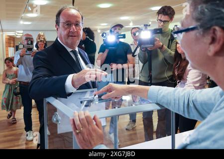 Tulle, Francia. 7 luglio 2024. L'ex presidente francese Francois Hollande scaglia il suo voto in un seggio elettorale a Tulle, in Francia, il 7 luglio 2024. Il secondo e decisivo turno delle elezioni legislative anticipate della Francia ha dato il via domenica nella Francia metropolitana affinché gli elettori eleggessero i restanti 501 membri dell'Assemblea nazionale francese da 577 seggi. Crediti: Laetitia Notarianni/Xinhua/Alamy Live News Foto Stock