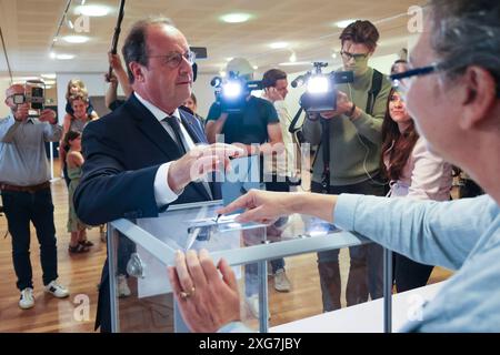 Tulle, Francia. 7 luglio 2024. L'ex presidente francese Francois Hollande scaglia il suo voto in un seggio elettorale a Tulle, in Francia, il 7 luglio 2024. Il secondo e decisivo turno delle elezioni legislative anticipate della Francia ha dato il via domenica nella Francia metropolitana affinché gli elettori eleggessero i restanti 501 membri dell'Assemblea nazionale francese da 577 seggi. Crediti: Laetitia Notarianni/Xinhua/Alamy Live News Foto Stock