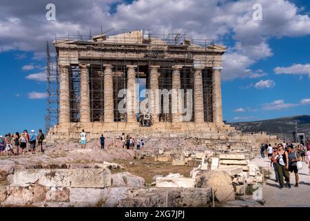 Il Partenone, il tempio greco dedicato alla dea Atena, all'interno dell'Acropoli della città di Atene. Grecia. Foto Stock