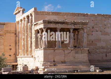 Figure femminili, note come cariatidi, dall'Eretteo nell'Acropoli di Atene. Sono state utilizzate come colonne come forma di supporto. Foto Stock